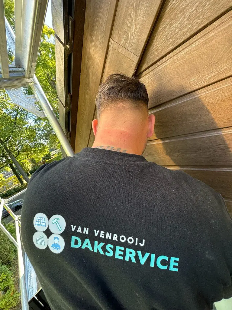 Van Venrooij Dakservice aan het werk op een dak