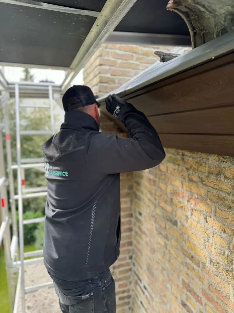 Van Venrooij Dakservice aan het werk op een dak