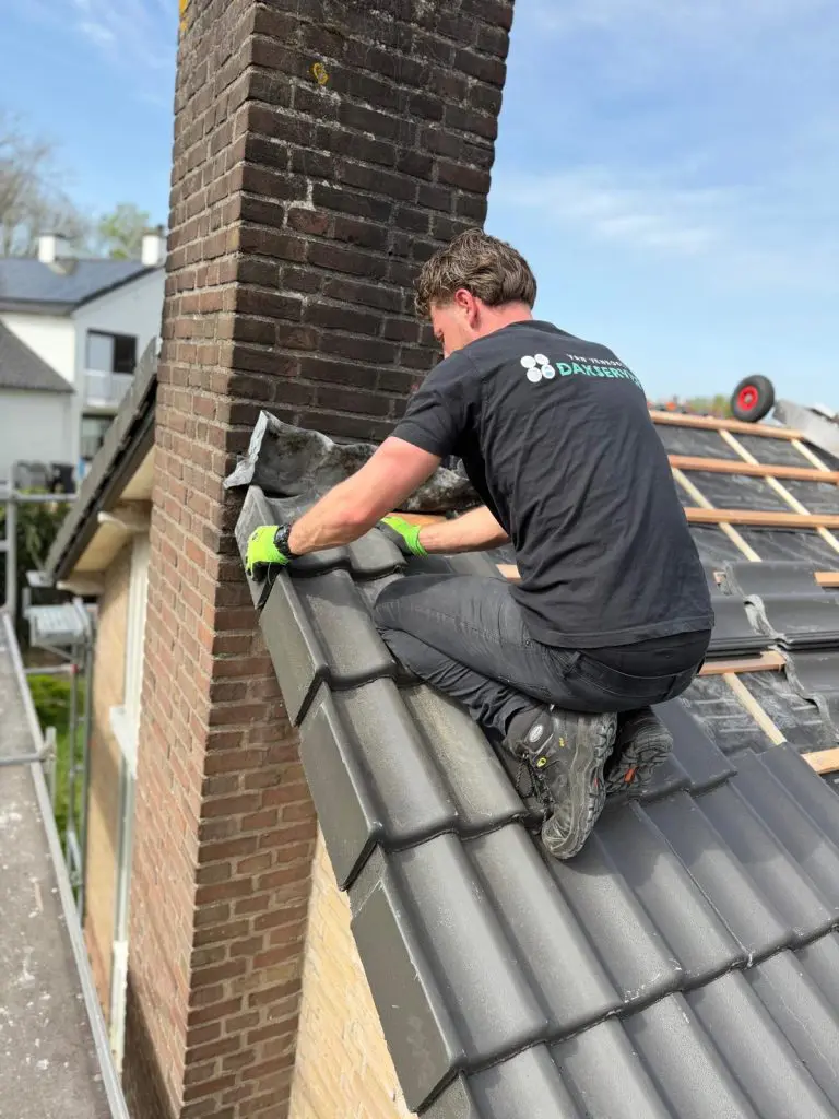 Van Venrooij Dakservice aan het werk op een dak
