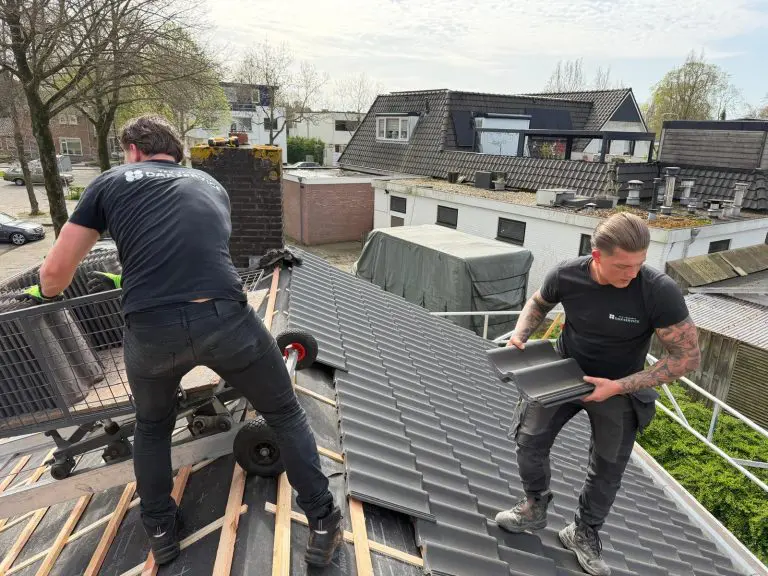 Van Venrooij Dakservice aan het werk op een dak