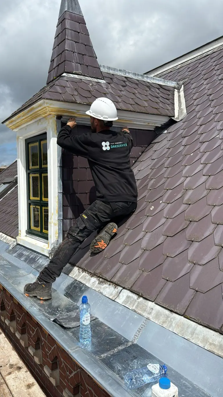 Van Venrooij Dakservice aan het werk op een dak