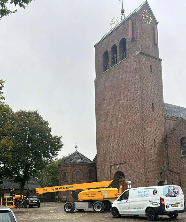Steiger en bestelwagen van Van Venrooij Dakservice voor kerk met dakinspectie of onderhoudswerkzaamheden.