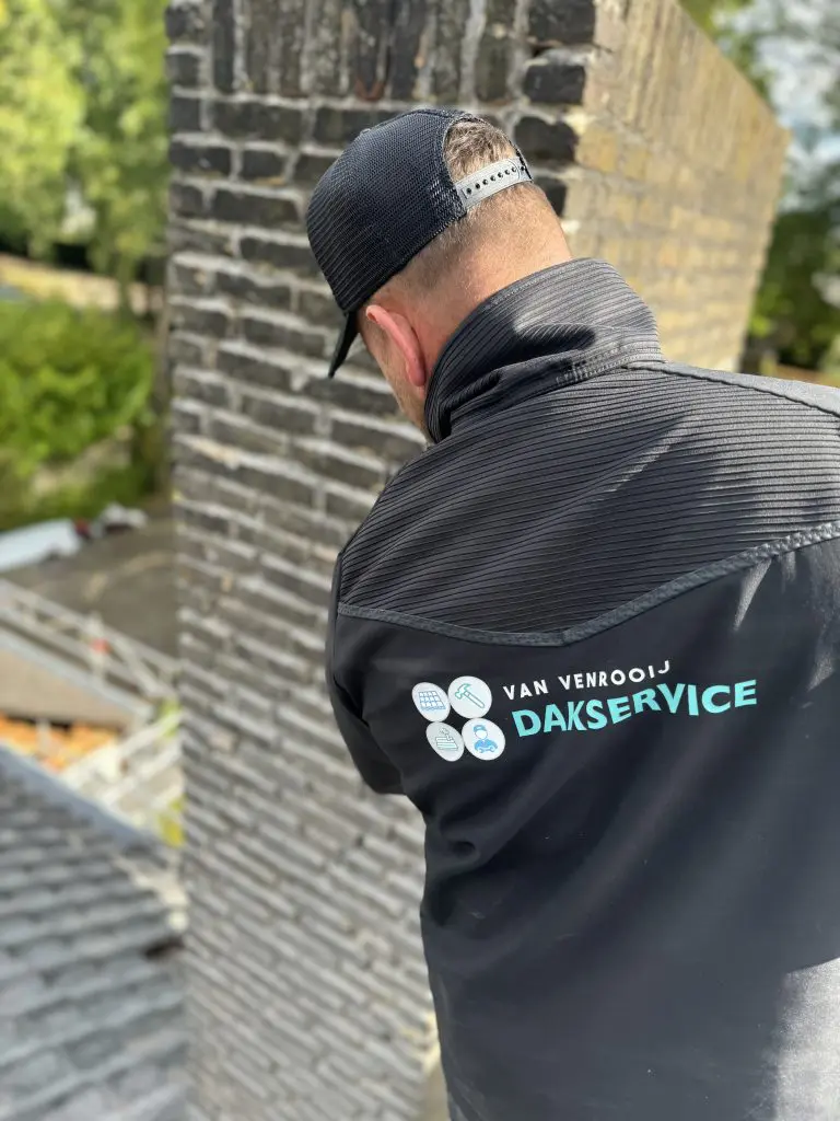 Van Venrooij Dakservice aan het werk op een dak