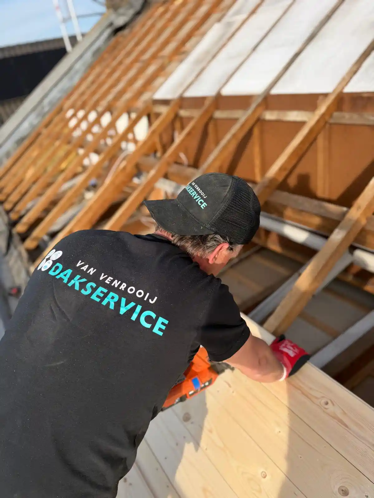 Van Venrooij Dakservice aan het werk op een dak