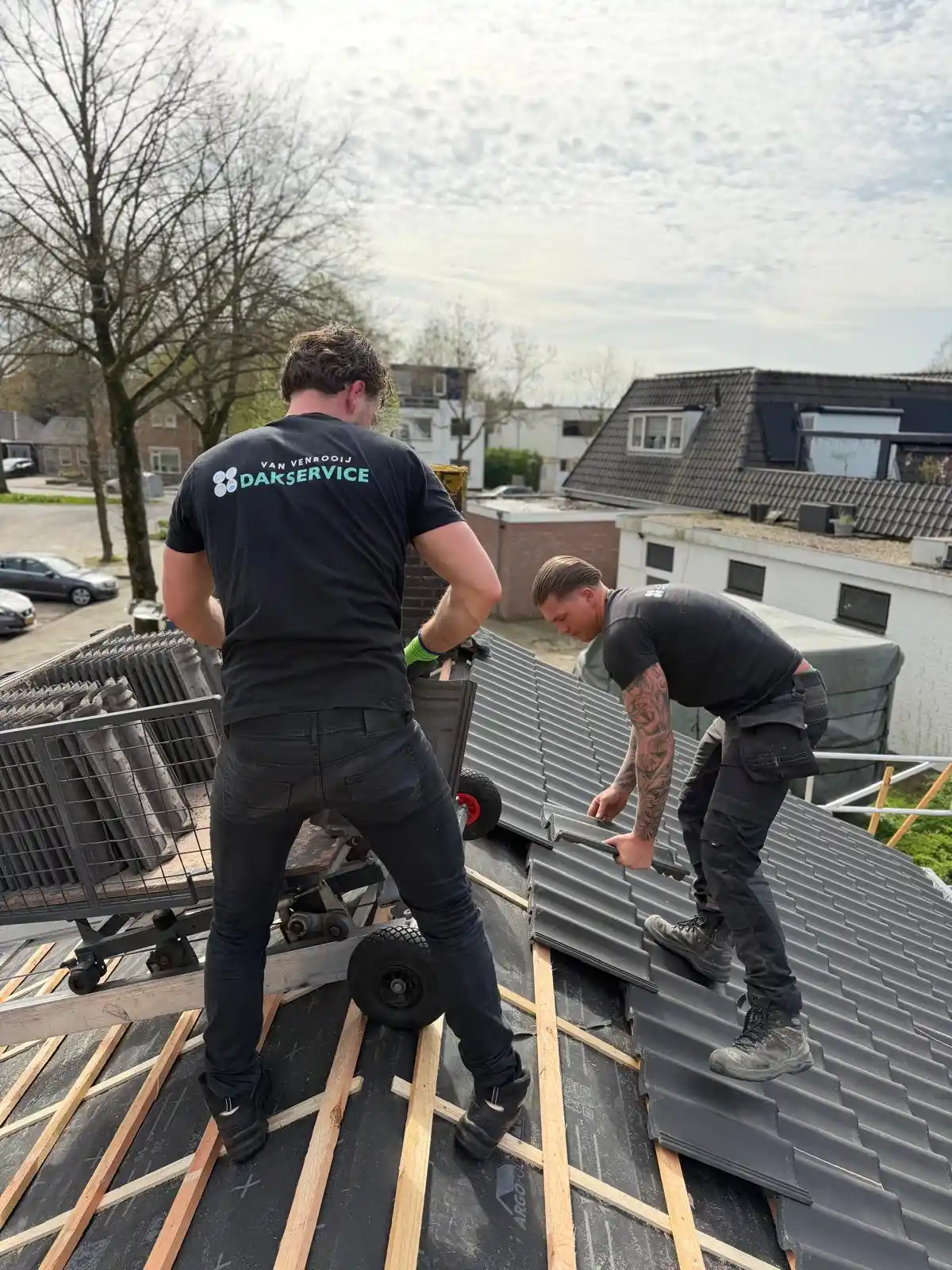 Van Venrooij Dakservice aan het werk op een dak